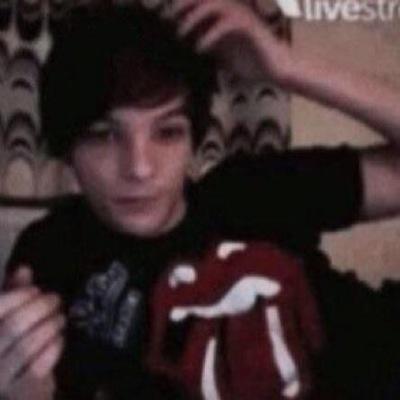 this is a free follow @hugnashh if you want lots of love x