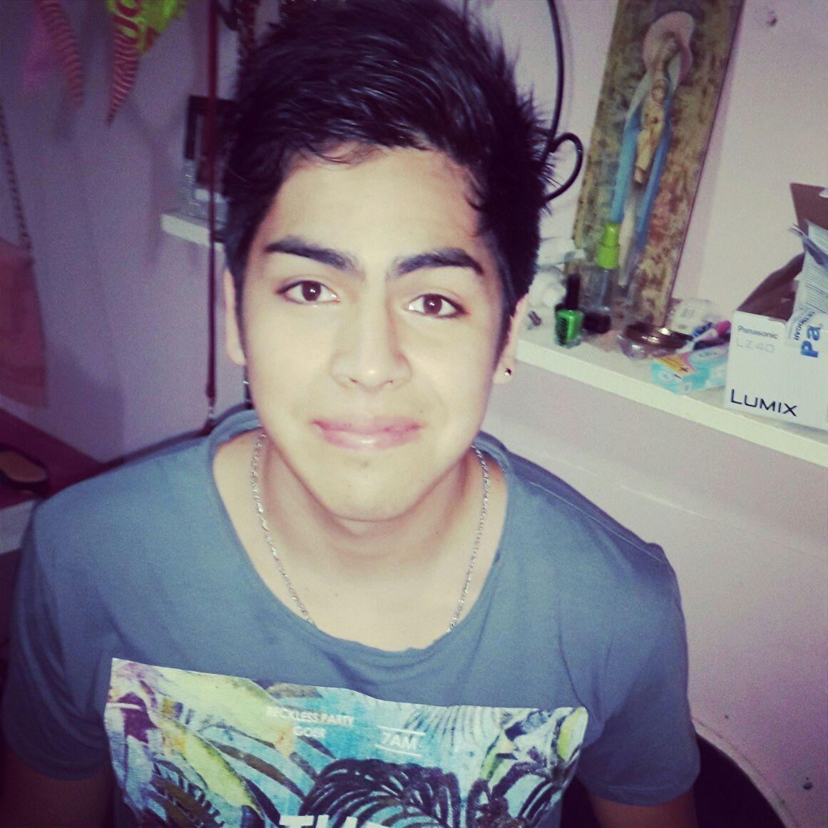 Me dijeron que para enamorarla tenia que hacerla sonreir, pero el problema es que cada vez que sonrie me enamoro YO *-*