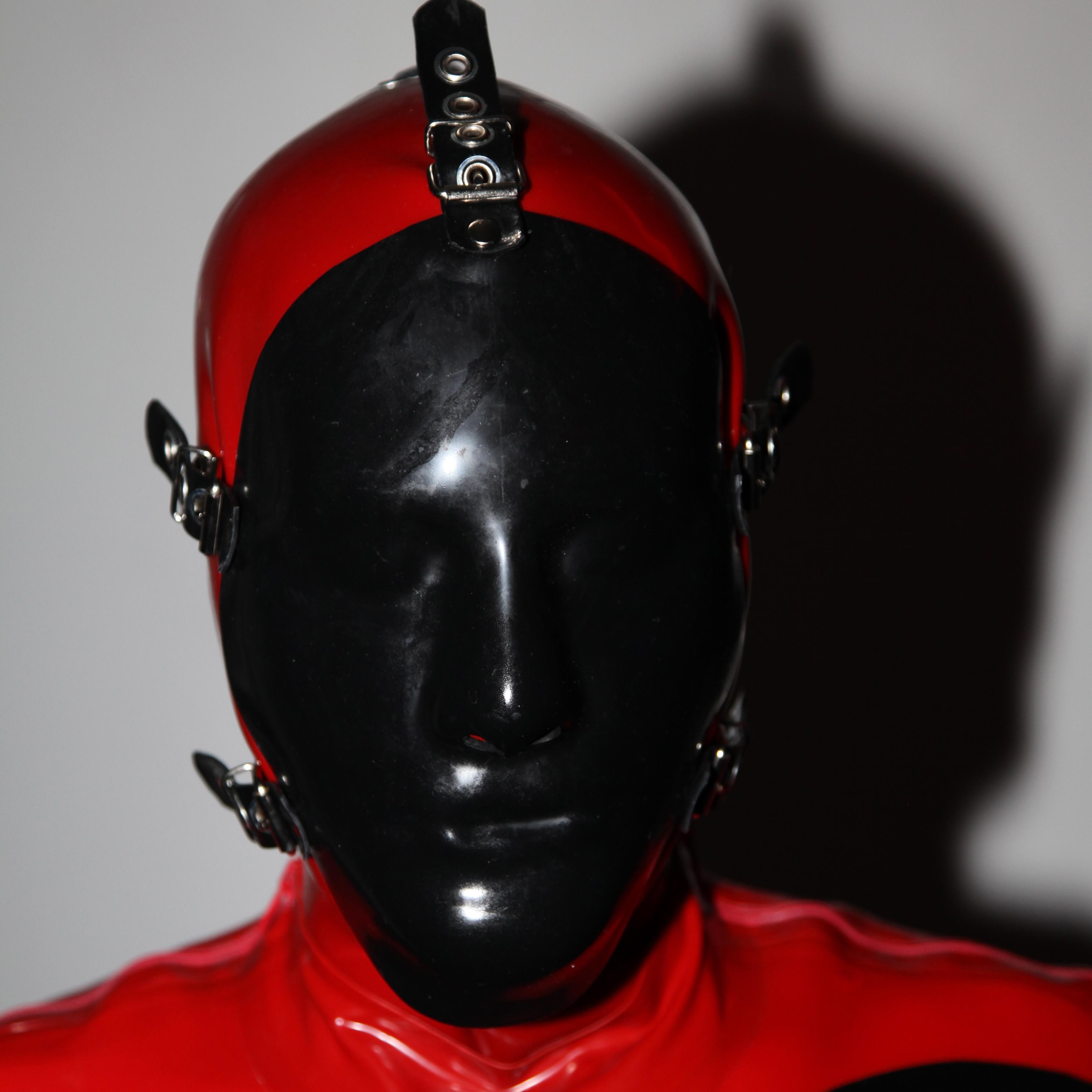 Multilingual rubber fetishist - on all those other (N)SFW social networks too