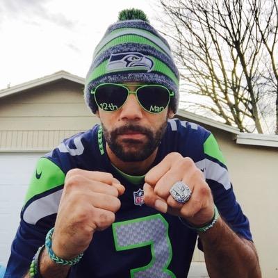 JustQ17's profile picture. Fams, #SavvyVets, Hoops, I use Twitter 4 #laffs, random tweets, an update, &new peeps. Don't take it serious, Do you & express ur every funny #GoHawks #GoDawgs