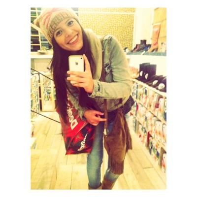 Canstolehearts's profile picture. Algún dia todo tendrá sentido. Así que por ahora, ríete ante la confusión. Sonríe a través de las lágrimas y síguete recordando que todo pasa por una razón.