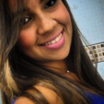 claudiaalves024's profile picture. 