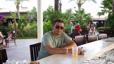 zaferkocak_'s profile picture. Daha son sözü söylemedi hayat ,
Belki yarınlar mutlu sonlar var.
Yeniden başlamak yorar insanı ama,
Sonunda kavuşmak, mutlu olmak var