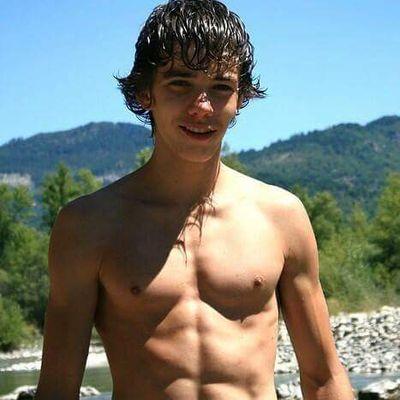 I'm 18 years old ✌
from LA 
love football and basketball and tennis ⚽..
add me on instagram and kik with my same name jon tyson
(Enjoy in the beautiful life