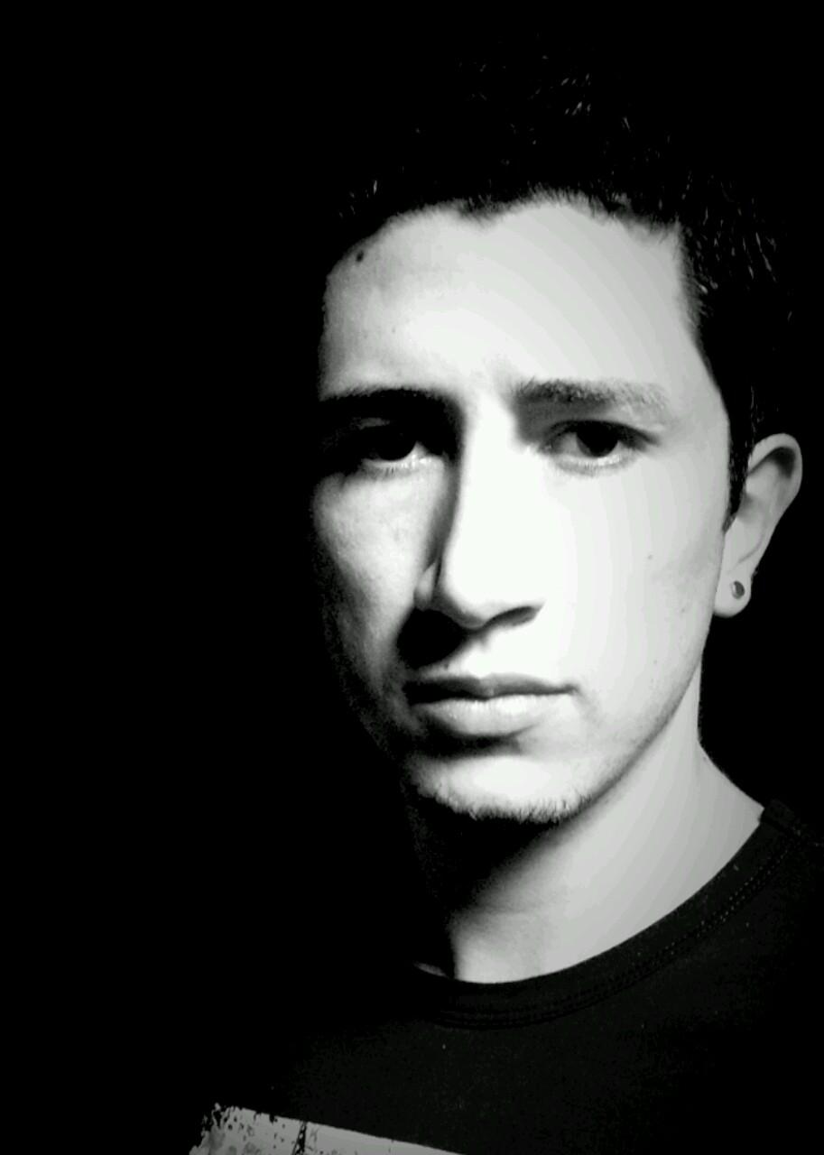 Soñador,loco,guitarrista,cantante,poeta,diseñador,
pintor,dibujant,escritor,filosofo,traviezo,simpatico,
interesant,perfeccionista,creativo,tolerant,apasionad