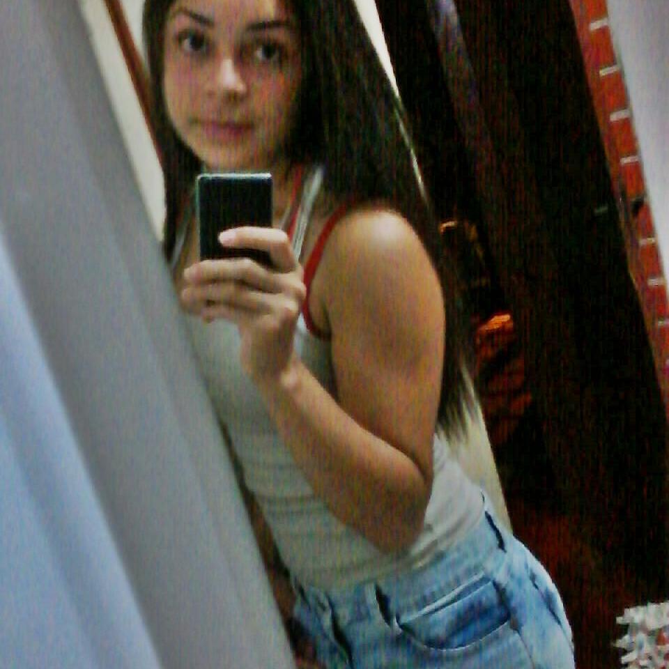 muito feliz com a vida,sabendo viver cada momento como se fosse o ultimo minuto.............