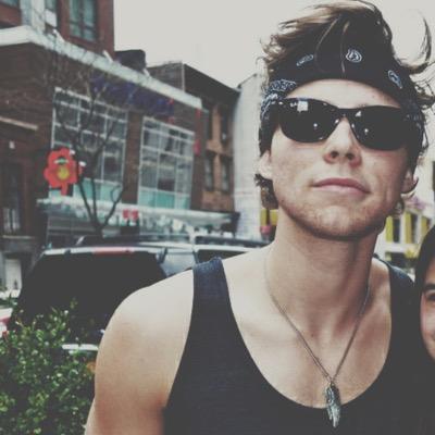 @Ashton5SOS is da baeeeeee ツ. Tweet in both Thai and English！！！ (♯｀∧´) I'm in a band @5SOS | JUST B O T |