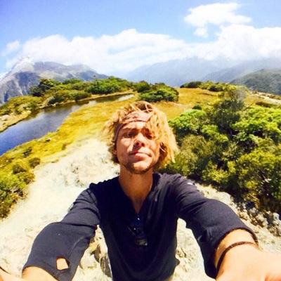 We love our fans like family | 5 Seconds of Summer | Man of 1000 drumming faces | our live album! http://t.co/fRDyfE8KAQ 

( Fan Account)