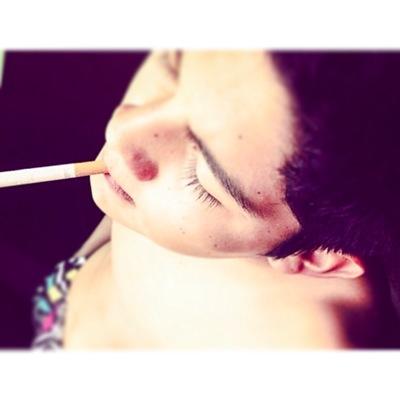 Dicen que estoy loco, pero yo sigo formando letras de amor con las cenizas de los cigarros encerrado en éste cuarto de 3x2.