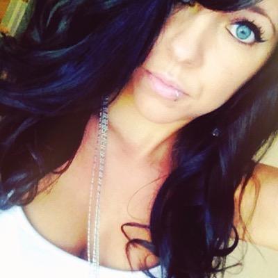 chelsealyn_xoxo's profile picture. I'm fucking hysterical. You've been warned.