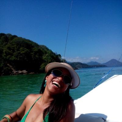 tímida, carinhosa, sempre com a auto estima pra cima.