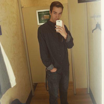 Senior. Guitarist. Skateboarding. snap me: jshoe980. IG: j_shoe96. follow, follow, follow a nigga