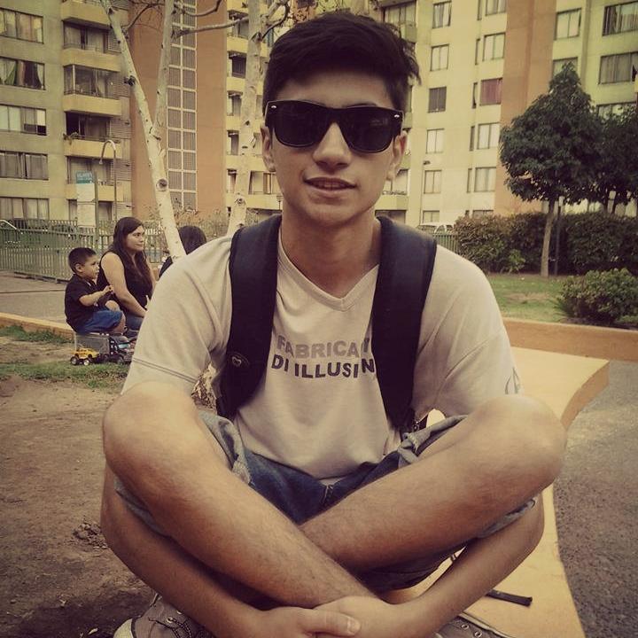 Soy Argentino y vivo en chile pero vuelvo en las vacaciones para pasarla bien con amigos en joda en joda LRO♥ Soy amante del Futbol, Rock and roll y el boxeo!