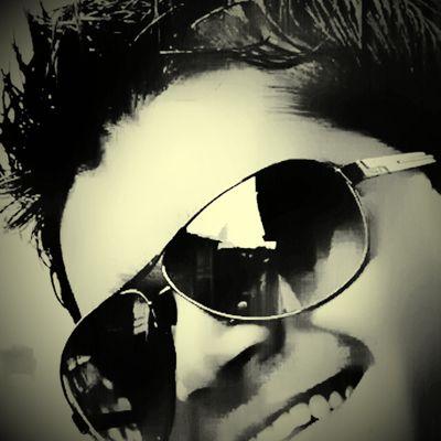 hi, i am a workaholic, party hard, love travelling to new places, love life :)