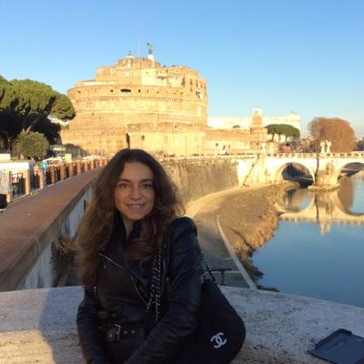 giornalista, opinionista, conduttrice di Detto da Voi programma quotidiano su TeleLombardia. Mamma di Celeste e Clementina, moglie da lungo tempo.