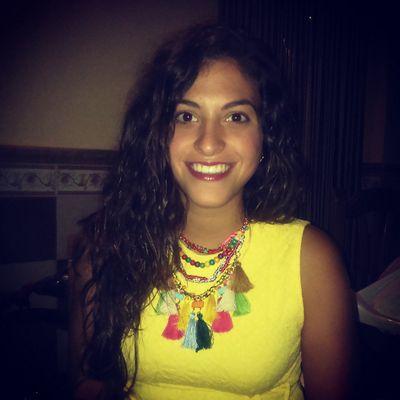Criatura de un planeta llamado locura;que lee bajo soles infinitos, rodeada de sonrisas eterna, utópica de una vida que huele a flores de encina.