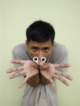 puppeteer,puppet maker.... work at papermoon puppet theatre company..B-)
@papermoonpuppet