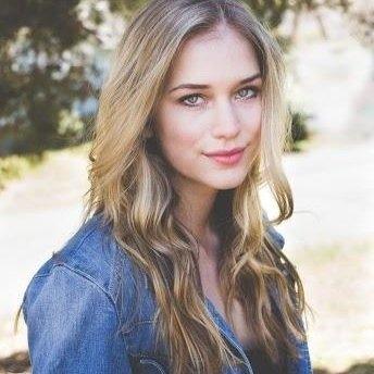 I don't mean your awkward I'm awkward your beautiful wait what? Building snowmen with @GetIceKristoff and @AssassinQueen1 #Kristanna [OUAT, RP, Literate]