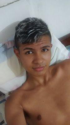sou meio tímido mas isso e de menos. sou muito simpático mas chato as vezes, e sou muito amigao .