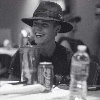 Two beliebers that will help you get noticed by Justin through Dms. HE FOLLOWED 11/25/14 ♡download @shots :)