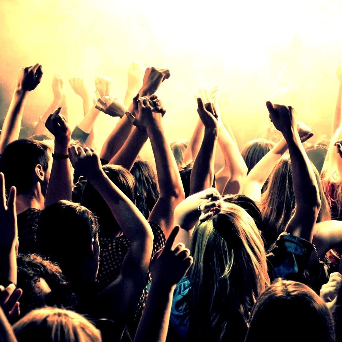 Dual Sound verzorgt drive-in shows, losse verhuur van professionele lichtapparatuur, geluidsinstallaties en Dj-gear.