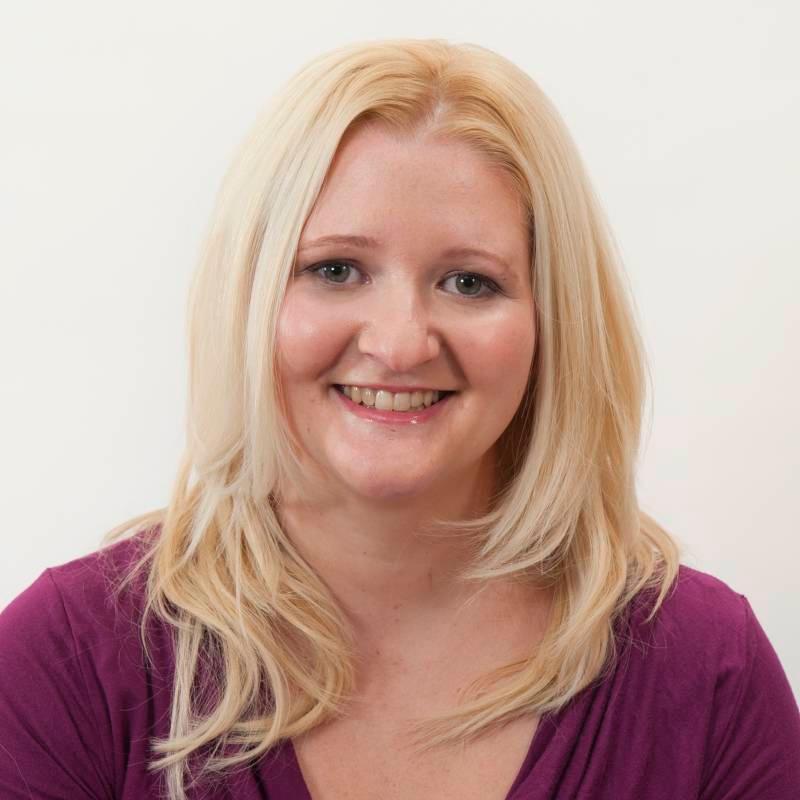 Blogger of business/blogging tips, social media trainer, weekly #goalsetting linky. Drinker of coffee. Also known as @singlemahoy.