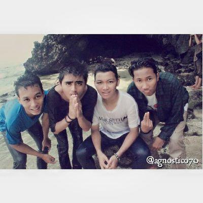 agnostico70's profile picture. Kita dipertemukan ditempat yang dipergunakan untuk mencari ilmu yaitu sekolah,dari waktu SMP sampai saat ini