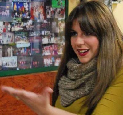 Soñadora, Aventurera, Betica, Carnavalera, Amante de la musica y enamorada d la vida y d los míos!  ★ Pd: Deja de pensar en la vida y resuélvete a vivirla!