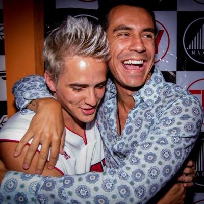 Fala família! esse twitter é pra toda a galera que curte a @rockrestart e ama muito esses 4 meninos que fazem acontecer! gostou? então segue!