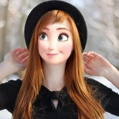 Hi! My name Is Anna! And i Love warm hugs! My older sister is Queen Elsa bæ: Kristoff