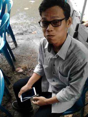 hidup ini hanya kepingan yang terasing di lautan
