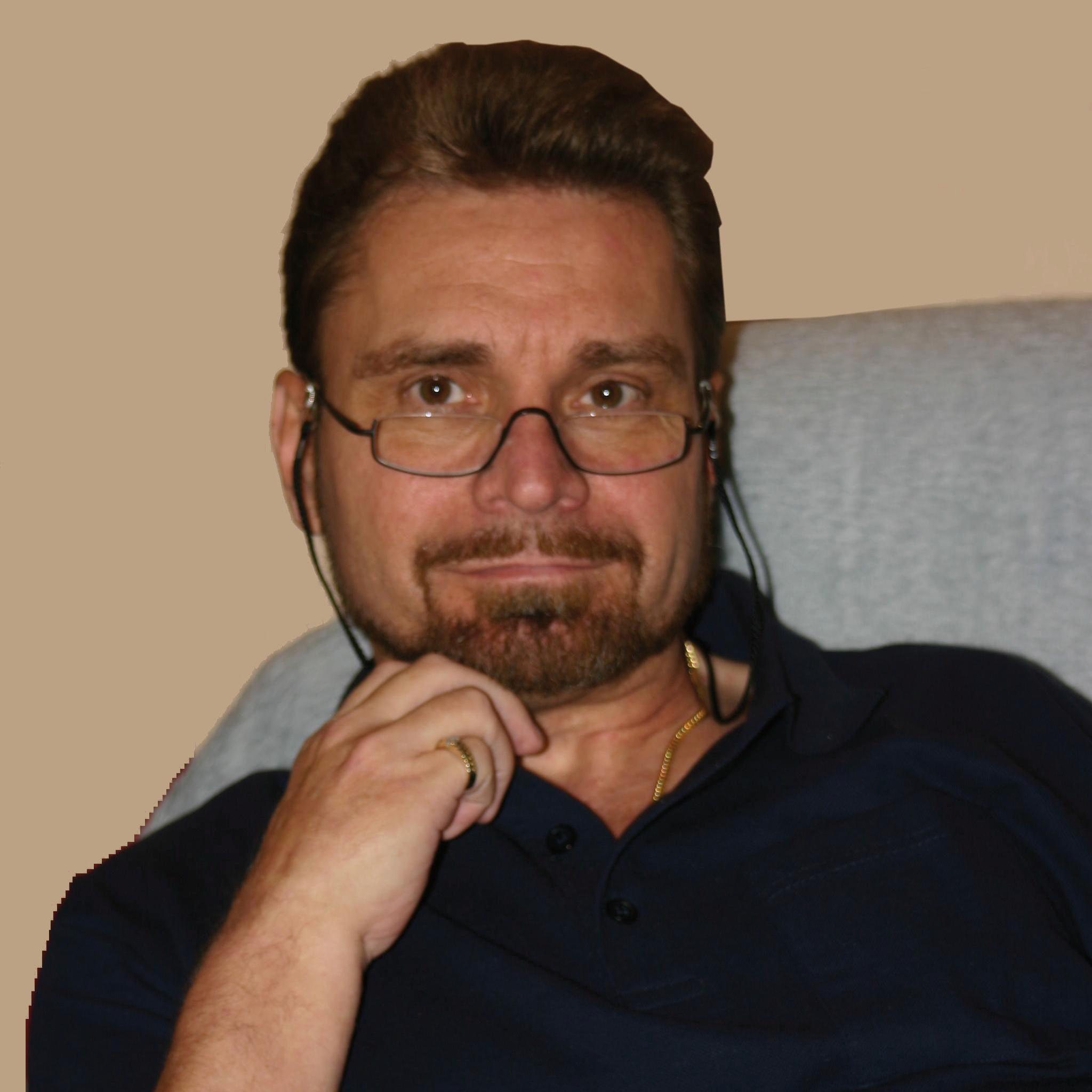 Mann - Autor von Fantasieromanen (Dana und das Geheimnis des magischen Kristalls ... und die Suche nach dem vergessenen Kontinent ... und andere Geschichten.  )