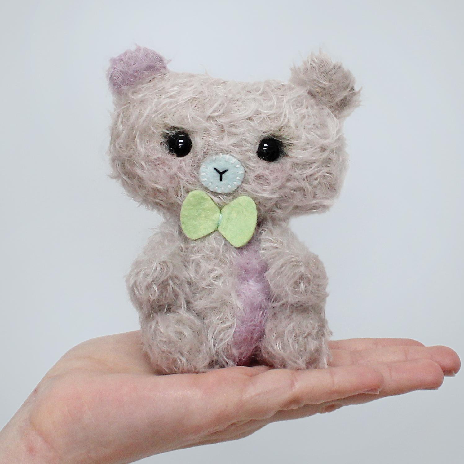 BeeJanie designs and creates hand stitched baby mobiles! Be sure to check out BeeJanie'e Etsy shop!