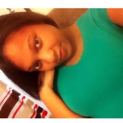 Queen Des 
 . I.G: @_xbeautifulme