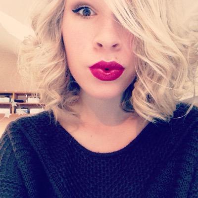 Candice, 18 ans. Lyonnaise. Bloggeuse mode. Etudiante en MANAA. Dreamer. Chocolate & shopping addict. Vegan. toberomantic@hotmail.fr