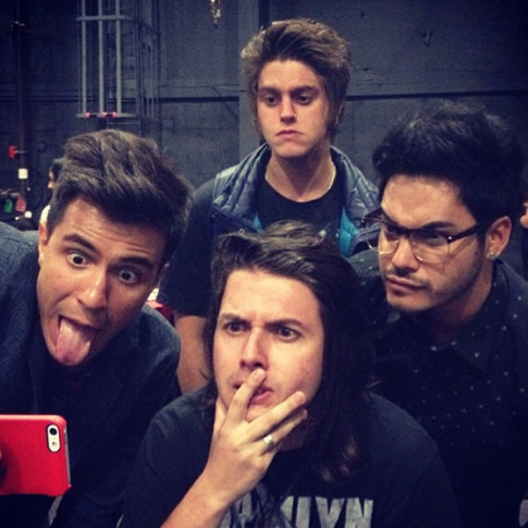 Esse seu jeito de me olhar me deixa com vontade de amar você ♫ @pelurestart @pelanzarestart @kobarestart @thomasrestart
Criando em :11/08/2010