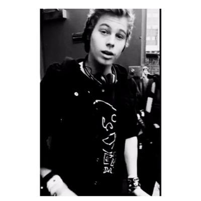 do me a favor and follow @luke96hood bc it would mean alooot :) and rt if you want :)
