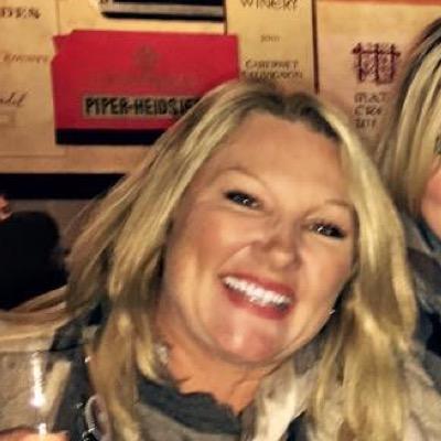 Attorney and broker/owner of Olando Luxury Homes,who loves living the luxe life and helping others buy, sell and invest in always sunny Orlando!