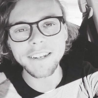 5 seconds of summer plays some wicked jams ; luke/4