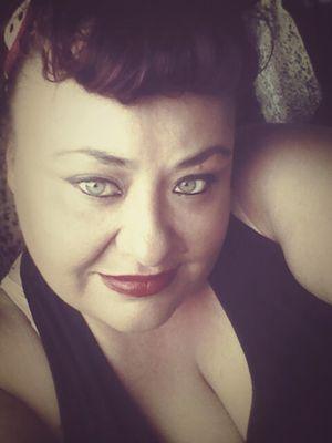 I am a Denver native,broncos fan,mom to a 9 year Autistic girl .love Twd reedus and clark. and sixx. wanna know more tweet me