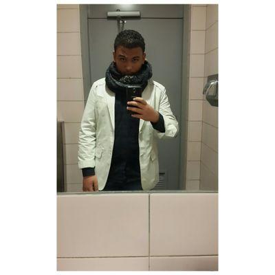 ┈╭━━━━━━━━━━━╮┈  S 
╭╯┈╭━━╮┈╭━━╮┈╰╮     E
┃┈┃┃╭╮┃┈┃╭╮┃┃┈┃ N
┃┈┃┻┻┻┛┈┗┻┻┻┃┈┃     I
┃┈┃╭╮┈◢▇◣┈╭╮┃┈┃ O
╰┳╯┃╰━━┳┳┳╯┃╰┳╯    R
┈┃┈╰━━━┫┃┣━╯┈┃┈ 1
┈┃┈┈┈┈┈╰━╯┈┈┈┃┈     7