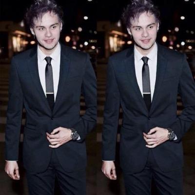 hi i do shit like 5sos outfits and would you rather and imagines so welcome to my jungle