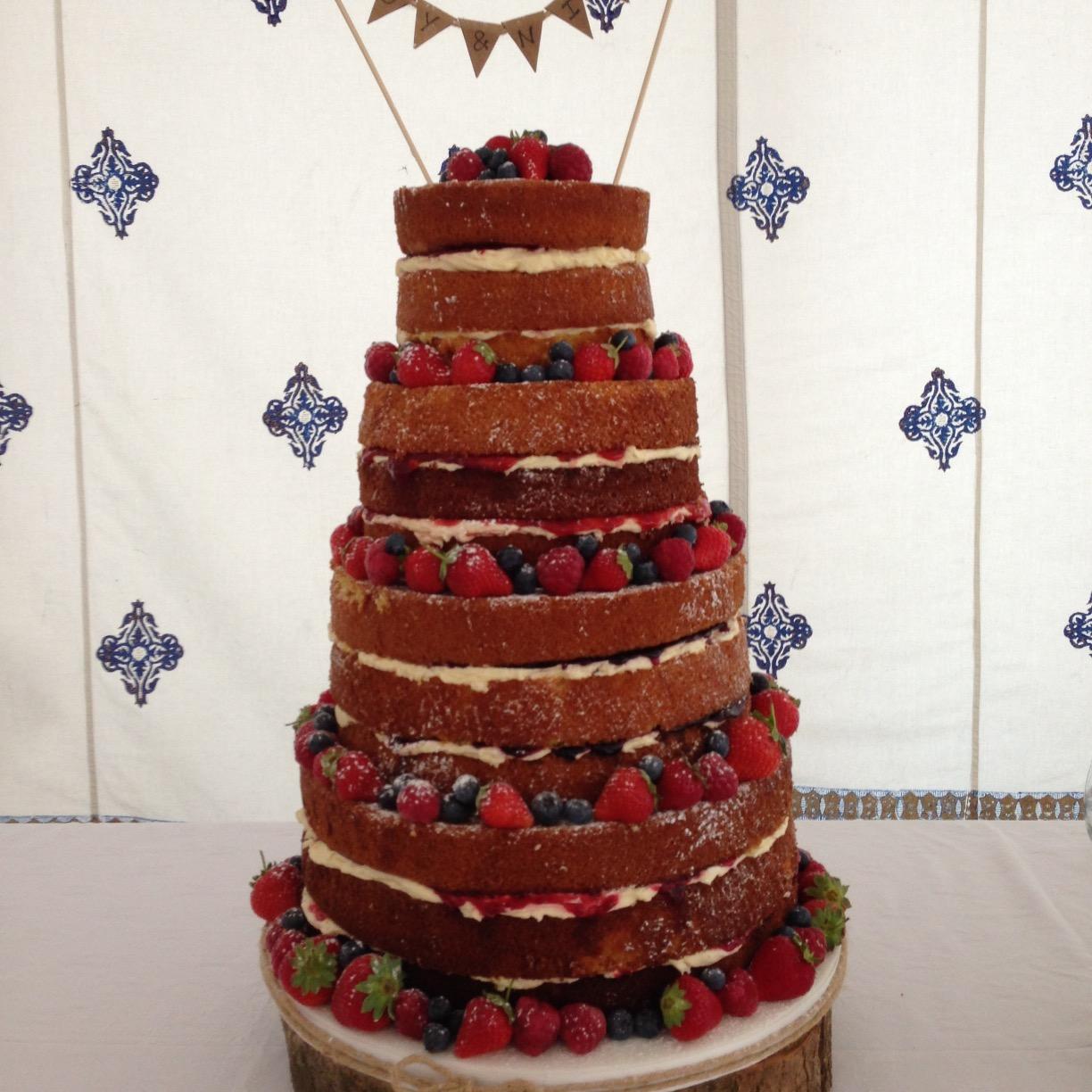 Delicious cakes & cupcakes. Irresistible flavours & great designs; gooey cupcake fillings, ombre cakes, pinata cakes, champagne bottle cakes and more!
