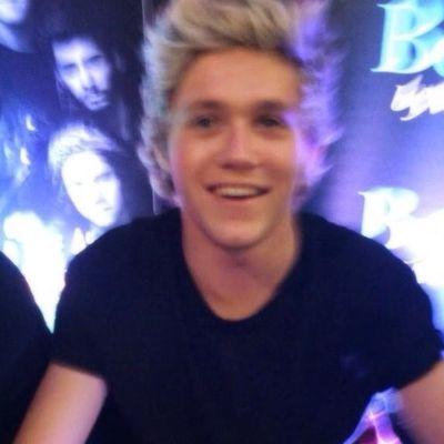 follow @njhftniaz ilysm