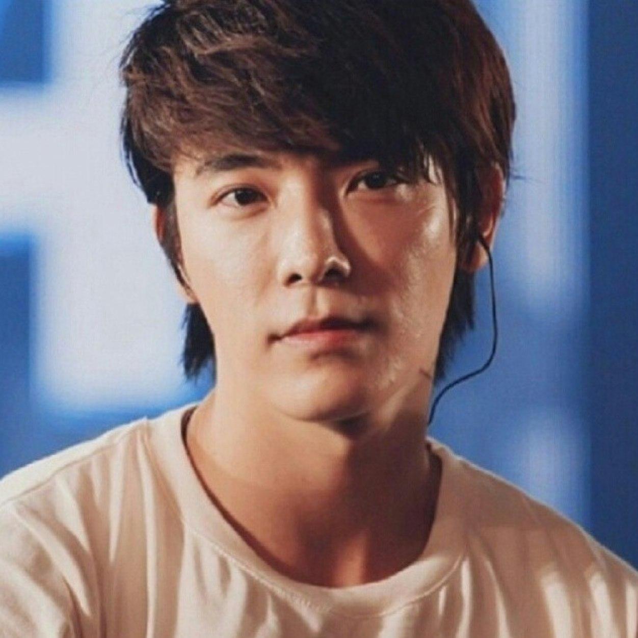 안녕하세요, 저는 밴드 슈퍼 Rahf 주니어와 티아라를 사랑하고 XUA 로우 슈퍼 주니어 쿠나 상호 밴드의 멤버를 사랑