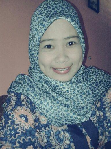simple girl.......,,manja..cuek tapi ramah,,,,,so sweet,!!