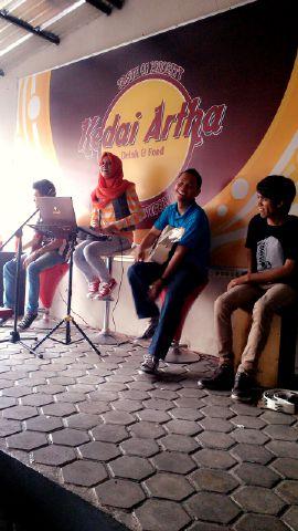Band berdiri pada 2012 di kuningan.. @Devysyavila (vocal), @astiaaprilian (vocal), @mankdonyaza0106 (gitar), @nunugraha (bass), dan @gocunk (drum)