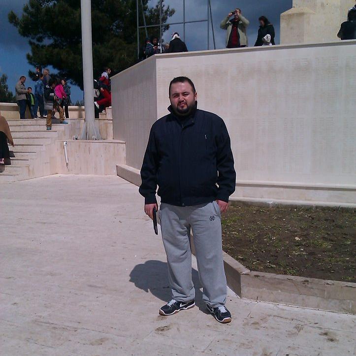 ufuknL's profile picture. Demiri demirle dövdüler, biri sıcak biri soğuktu. İnsanı insanla kırdılar, biri aç biri toktu!