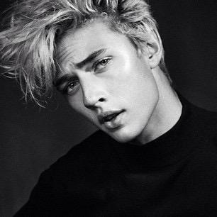 jsuis tlmnt beau qu'on dit pas t'es trop beau mais t'es trop lucky