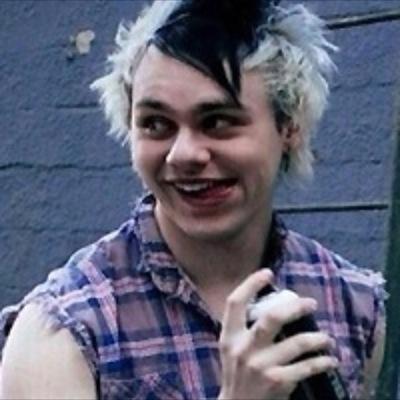 @ahsftmgcx & @sorryimamber ❤️ (( they follow back and are fan accs)) PLZ RT LINK AND MENTION MICHAEL❤️ill dm you to luke just ask